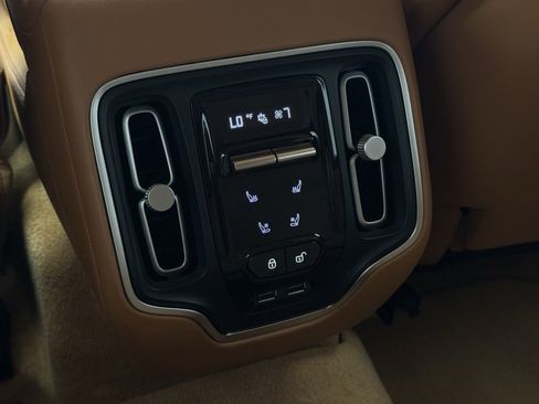 Used 2021 Aston Martin DBX image 24