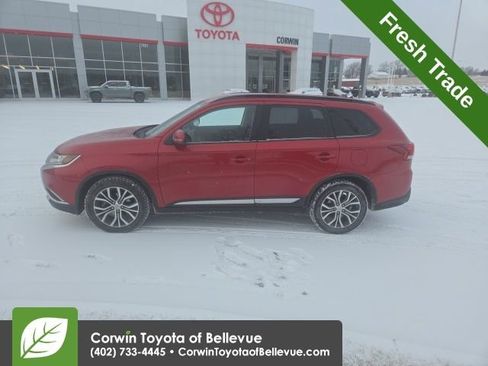 Used 2016 Mitsubishi Outlander SE image 9