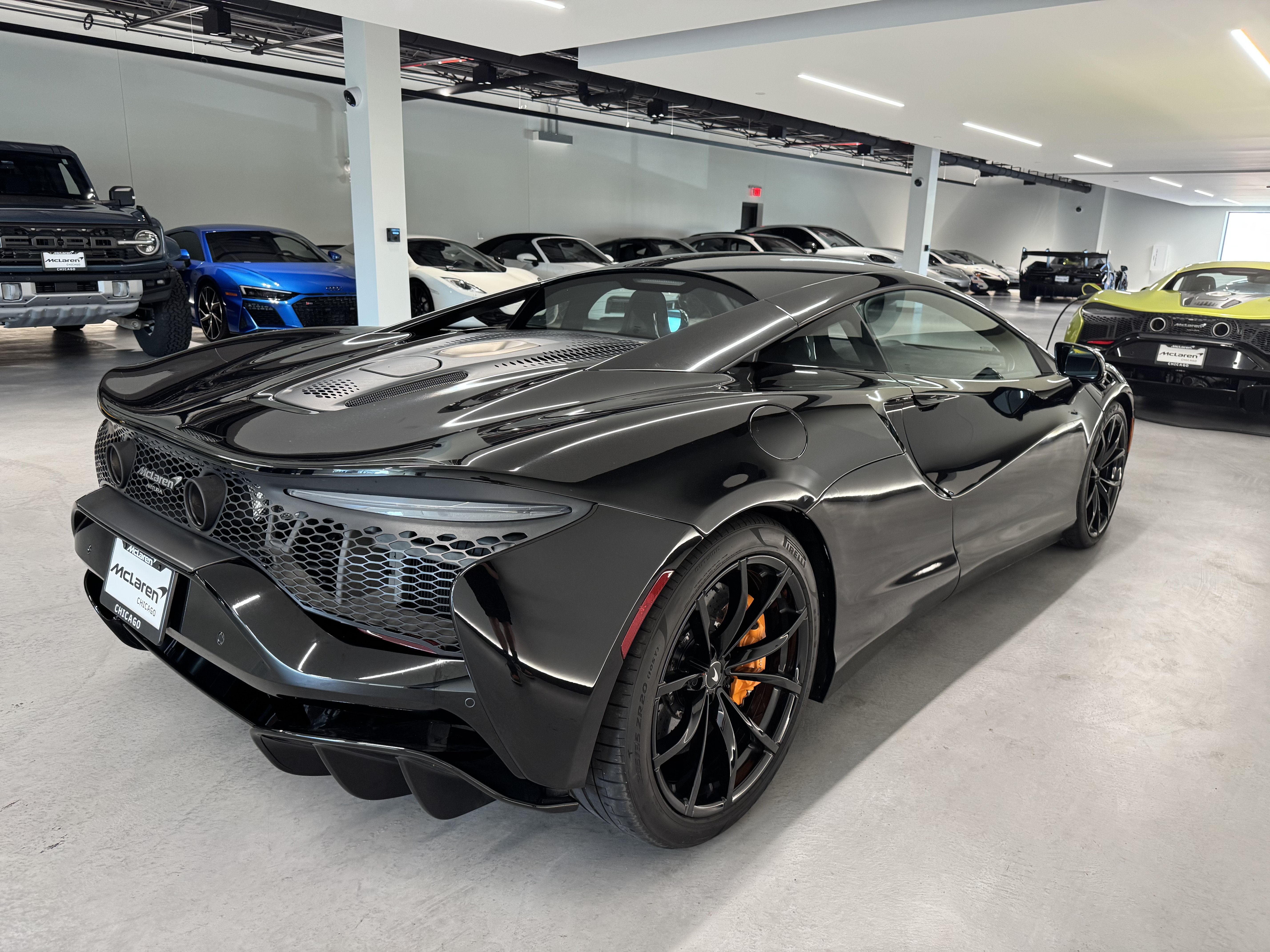 Used 2023 McLaren Artura RWD image 5
