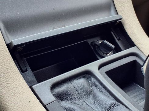 Used 2017 Ford Taurus SE image 11