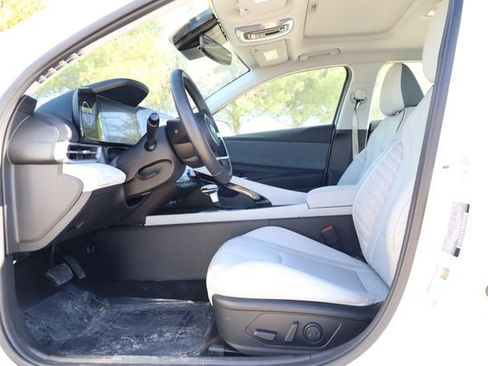Used 2025 Hyundai Elantra Limited w/ Cargo Package image 11