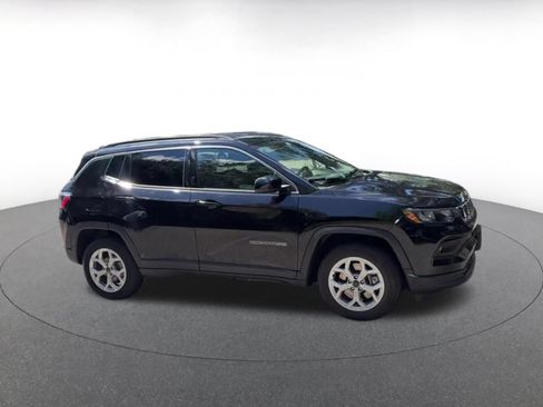 Used 2025 Jeep Compass Latitude AWD/4WD image 2