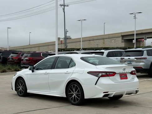 Used 2024 Toyota Camry SE image 8