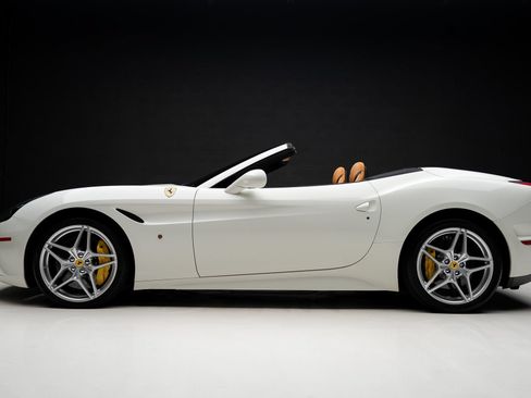 Used 2015 Ferrari California T RWD image 19