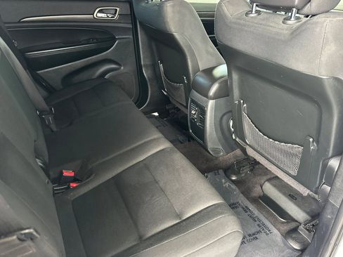 Used 2017 Jeep Grand Cherokee Laredo w/ Quick Order Package 2BE RWD image 19