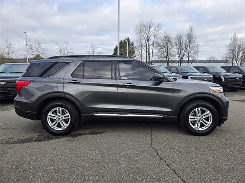 Used 2020 Ford Explorer XLT image 4