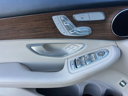 Used 2021 Mercedes-Benz GLC 300 4MATIC w/ Premium Package image 12