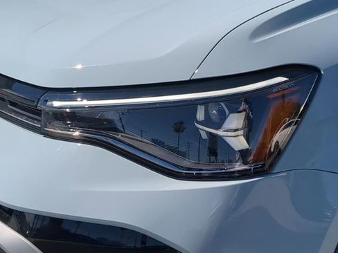 New 2026 Volkswagen Taos SE FWD image 7