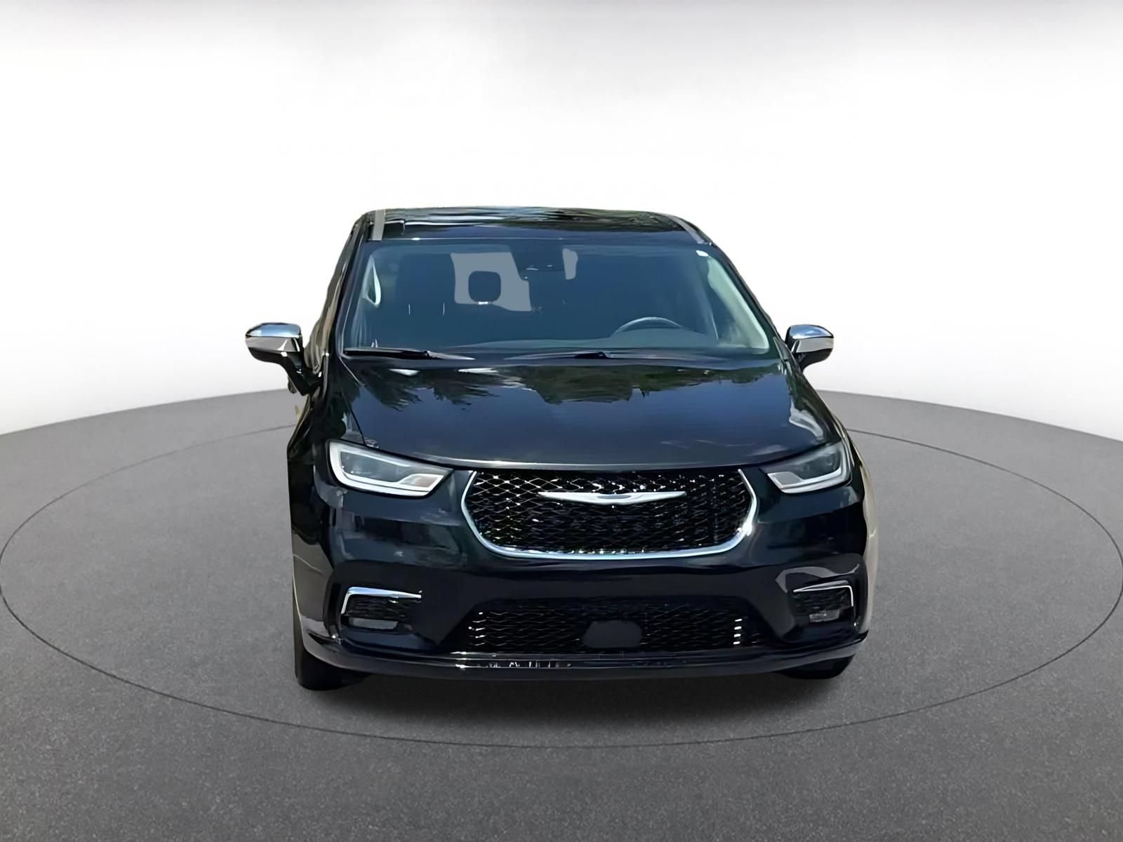 Used 2023 Chrysler Pacifica Limited FWD image 3