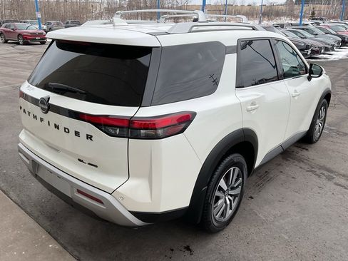 Used 2024 Nissan Pathfinder SL w/ Black Appearance Package image 5