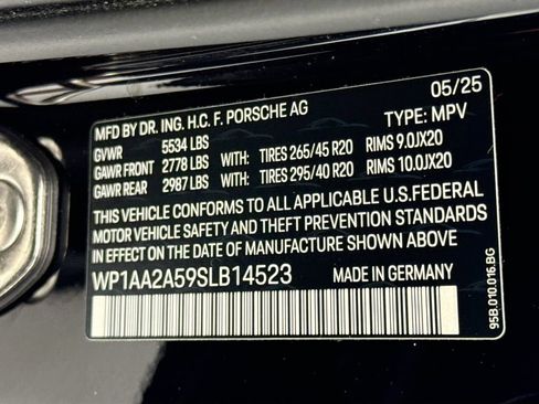 Certified 2025 Porsche Macan AWD/4WD image 35