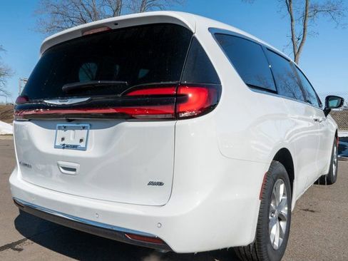 New 2026 Chrysler Pacifica Select AWD/4WD image 5