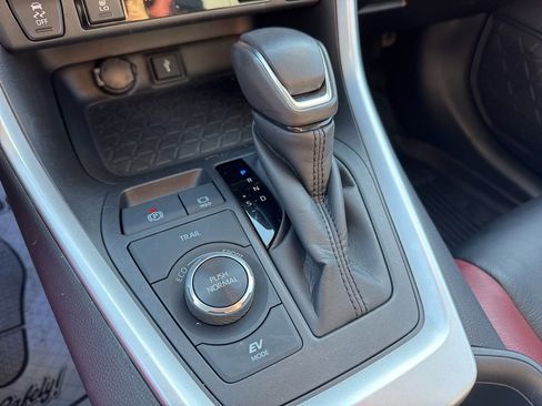 Used 2022 Toyota RAV4 XLE Premium image 21