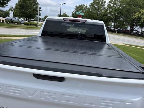 Used 2022 Chevrolet Silverado 1500 LT w/ Z71 Off-Road Package AWD/4WD image 6