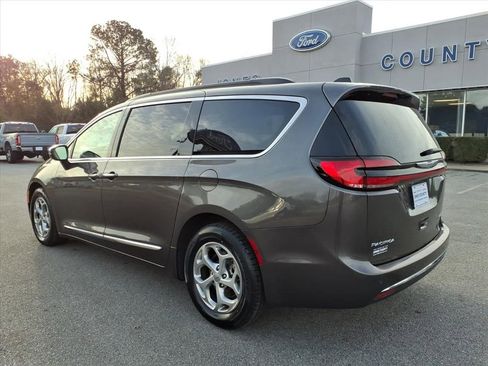 Used 2023 Chrysler Pacifica Limited image 4