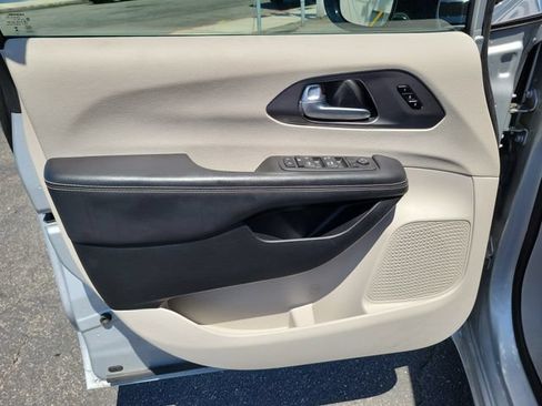 Used 2024 Chrysler Pacifica Touring-L FWD image 17