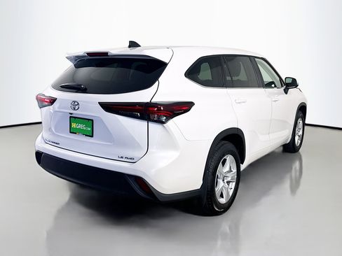 Used 2025 Toyota Highlander LE image 10