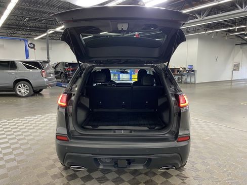 Used 2019 Jeep Cherokee Latitude Plus w/ Cold Weather Group image 9