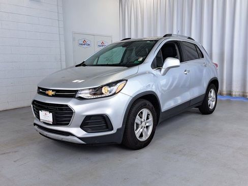 Used 2019 Chevrolet Trax LT w/ LT Convenience Package FWD image 2
