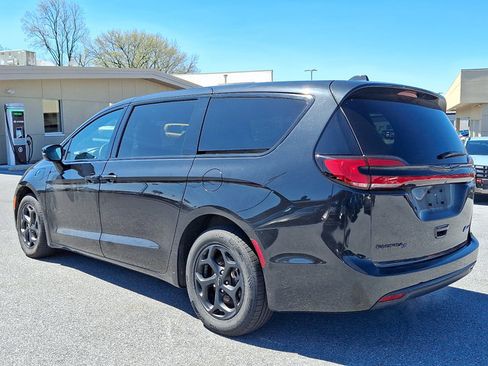 Used 2022 Chrysler Pacifica Touring-L w/ S Appearance Package FWD image 6