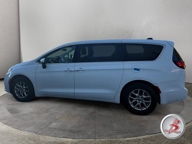 Used 2023 Chrysler Pacifica Touring-L FWD image 4