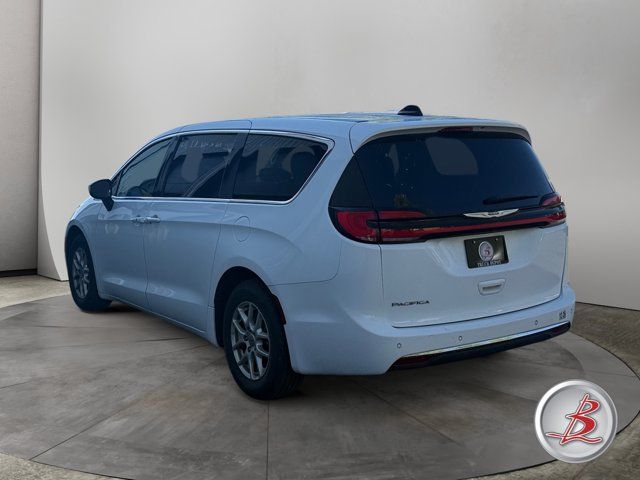 Used 2023 Chrysler Pacifica Touring-L FWD image 5