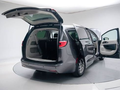 Used 2023 Chrysler Pacifica Touring-L FWD image 21