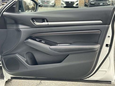Used 2023 Nissan Altima 2.5 SR w/ SR Premium Package image 9