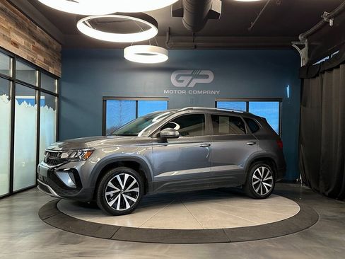Used 2024 Volkswagen Taos SE w/ MDO Package image 7