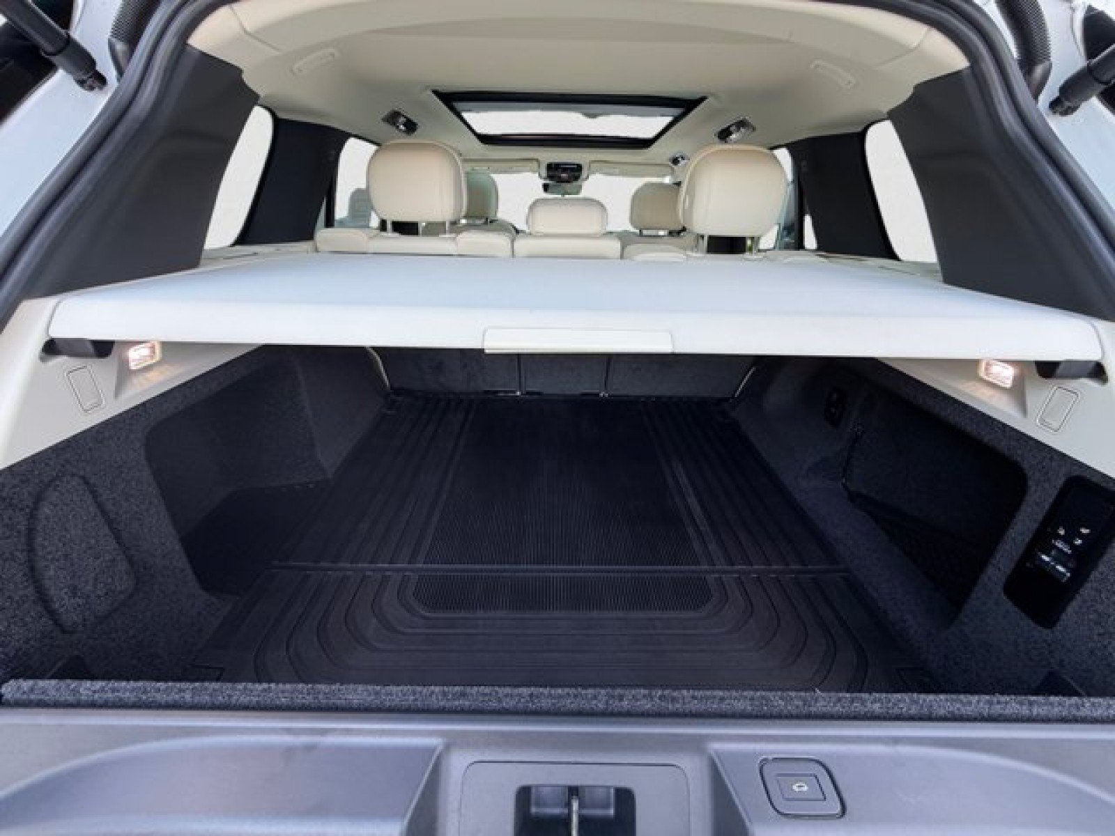 Certified 2025 Land Rover Range Rover SE AWD/4WD image 19