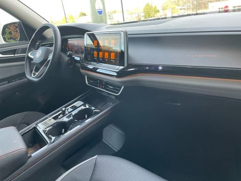 Used 2025 Volkswagen Atlas Peak Edition SE image 15