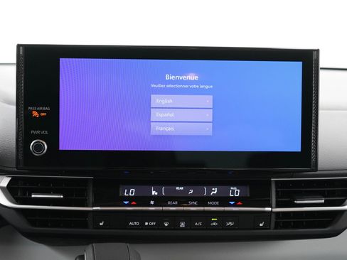 Used 2026 Toyota Sienna XLE FWD image 19