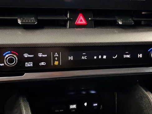 Used 2025 Kia Sportage SX image 16