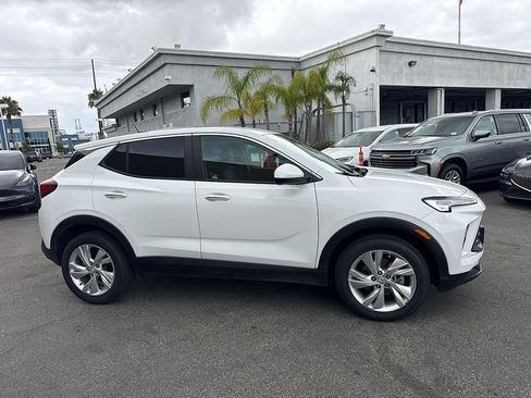 Used 2025 Buick Encore GX Preferred FWD image 2