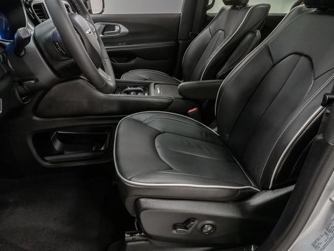 New 2026 Chrysler Pacifica Limited w/ Uconnect Theater Family Group FWD image 12