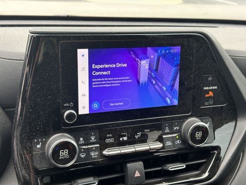 Used 2024 Toyota Highlander XSE FWD image 11