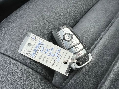 Used 2017 Ford Fusion SE w/ Fusion SE Technology Package image 30