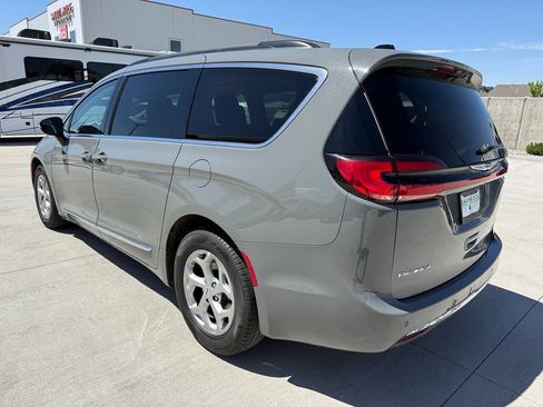 Used 2023 Chrysler Pacifica Limited FWD image 5