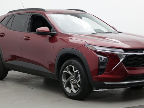 Used 2025 Chevrolet Trax LT w/ LT Convenience Package FWD image 3