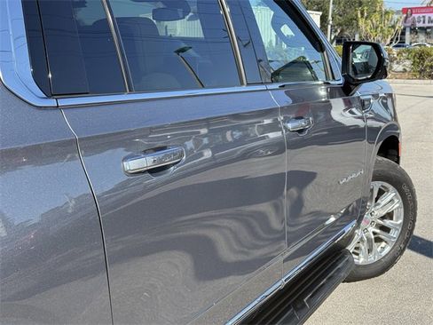 Used 2021 GMC Yukon XL SLT w/ SLT Premium Package image 9