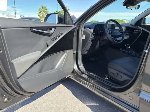 Used 2023 Kia Niro EX image 10