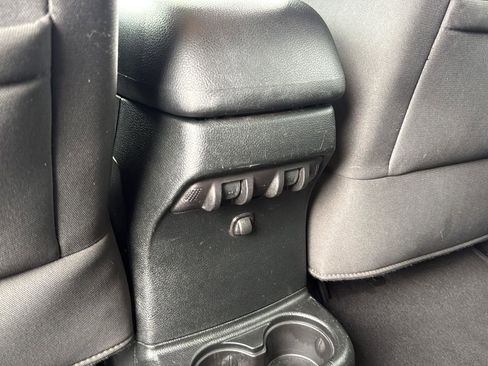 Used 2018 Jeep Wrangler Unlimited Sahara AWD/4WD image 28