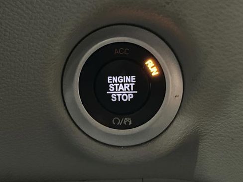 Used 2018 Chrysler Pacifica L FWD image 19