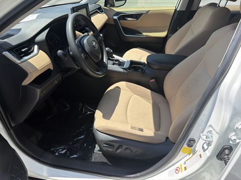Used 2019 Toyota RAV4 XLE w/ Convenience Package FWD image 10