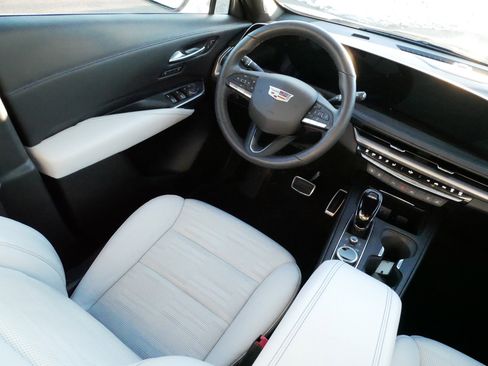 Used 2024 Cadillac XT4 Sport image 9