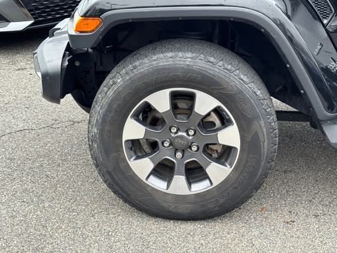 Used 2022 Jeep Wrangler Unlimited Sahara AWD/4WD image 9