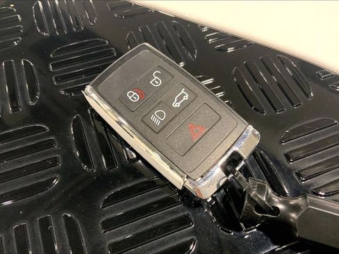 Used 2025 Land Rover Defender 130 X-Dynamic SE image 13