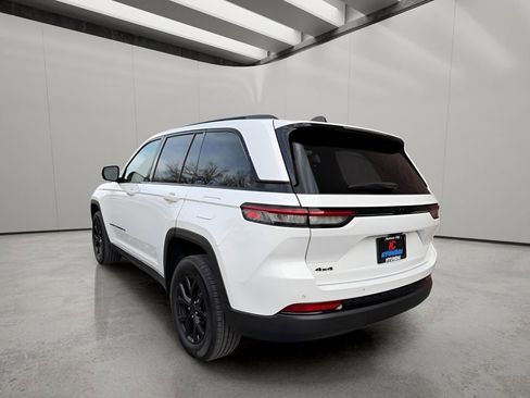 Used 2024 Jeep Grand Cherokee Altitude image 3