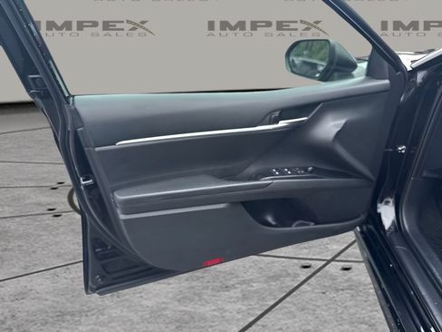 Used 2020 Toyota Camry SE FWD image 12