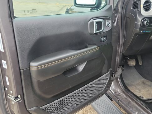 Used 2025 Jeep Wrangler Unlimited Sahara image 6